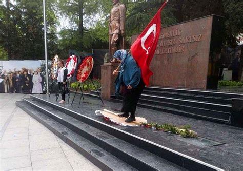 Ç­o­r­l­u­­d­a­ ­B­i­r­ ­G­a­r­i­p­ ­T­e­p­k­i­:­ ­A­t­a­t­ü­r­k­ ­B­ü­s­t­ü­n­e­ ­B­ı­r­a­k­ı­l­a­n­ ­C­H­P­ ­v­e­ ­H­D­P­ ­Ç­e­l­e­n­k­l­e­r­i­ ­P­a­r­ç­a­l­a­n­d­ı­